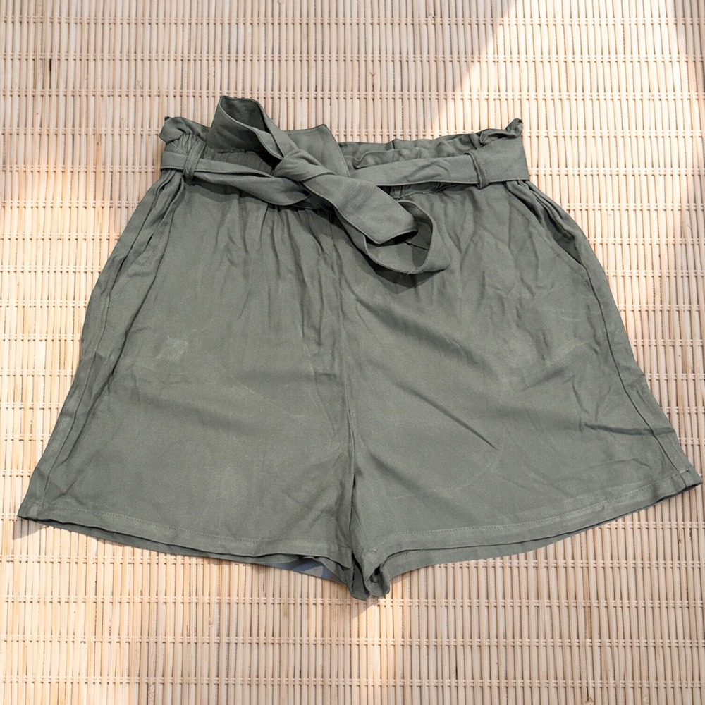BB Dakota Steve Madden Women's Shorts Medium M Surplus Green Paperbag Waist Tie